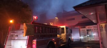 Al menos 16 vehículos afectados por fuego en el sótano de plaza comercial en Santiago