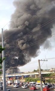 Se incendia nave industrial próximo al km 11 de la autopista Duarte