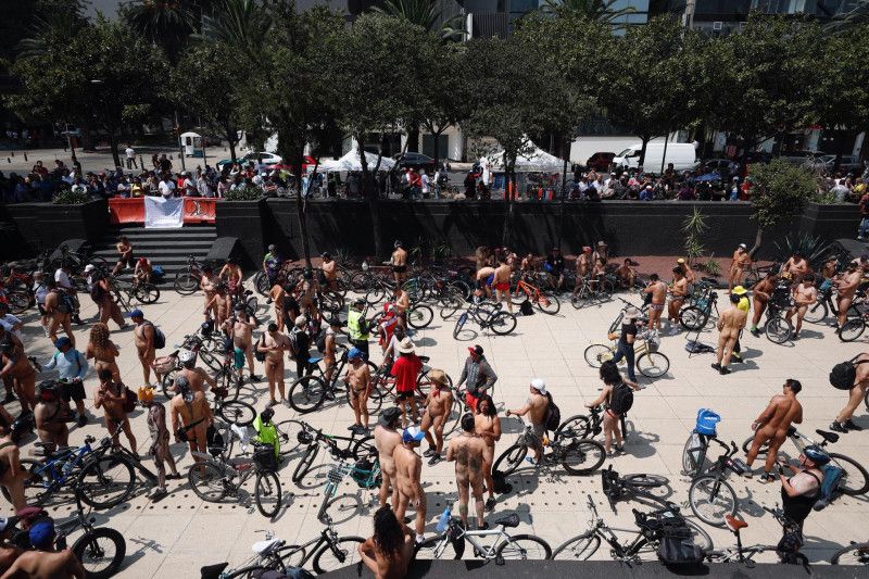 Personas desnudas protestan en Ciudad de México