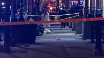 Hombre mata a su hermano y hiere a su madre en Queen