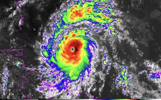 Beryl es un poderoso huracán categoría 4, pero onda tropical y vaguada afectan el país