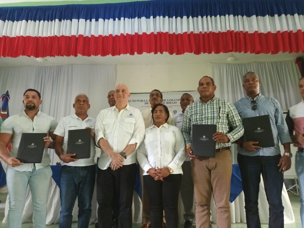 Idesur realiza acto de firma de contratos de obras de riego en la provincia Independencia