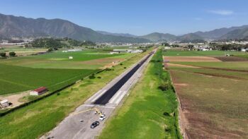 Director DA evalúa daños por lluvias en aeropuerto Constanza; garantiza solución