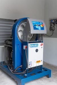 EGE Haina dona equipo de llenado de aire puro a los bomberos de San Cristóbal