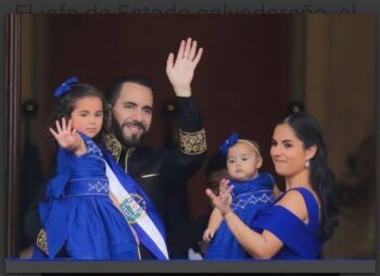 Beso entre pareja presidencial de El Salvador