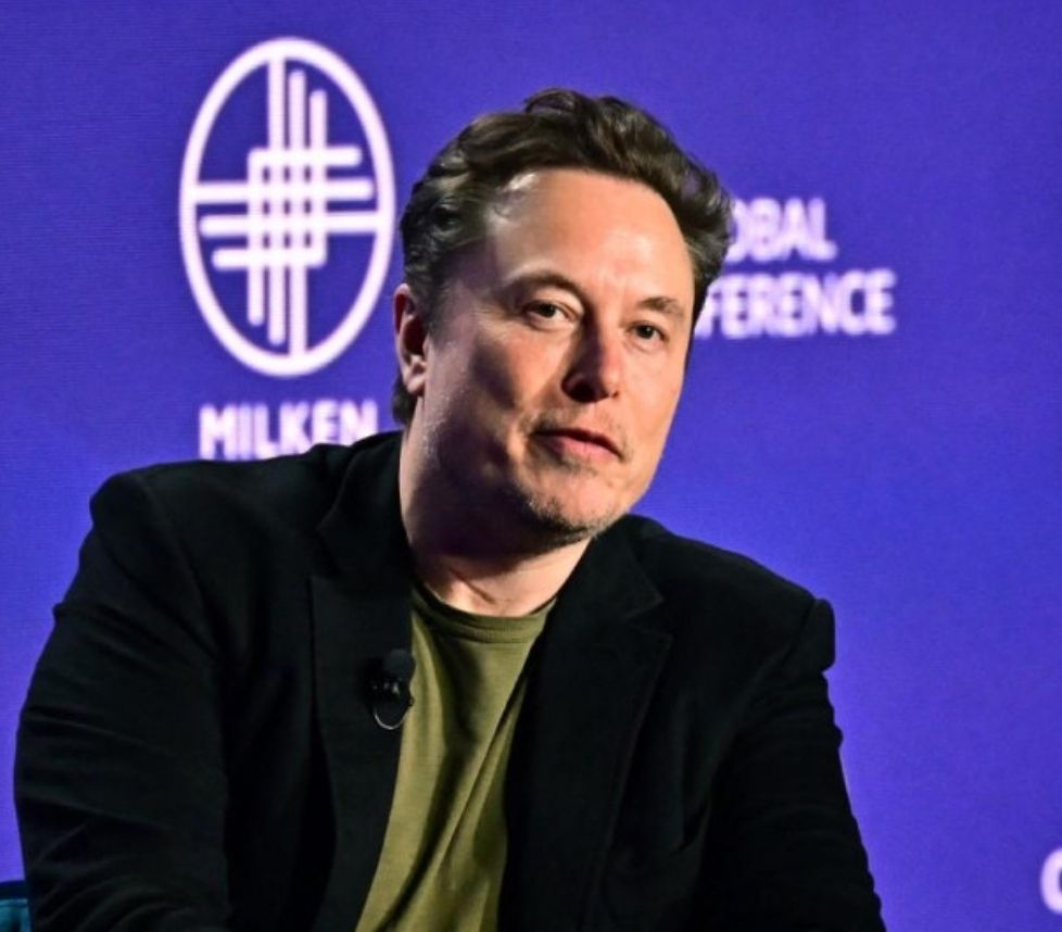 Elon Musk amenaza con prohibir iPhones en sus empresas