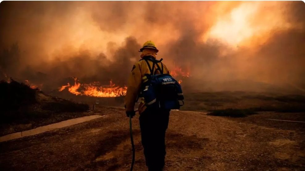 Evacúan 1,200 personas por un incendio forestal en las afueras de Los Ángeles