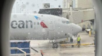 Casi 400 vuelos en el Aeropuerto Internacional de Miami resultaron afectados por las fuertes lluvias