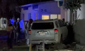 Hombre pierde el control de su vehículo y se estrella contra Zona Franca CODEVI