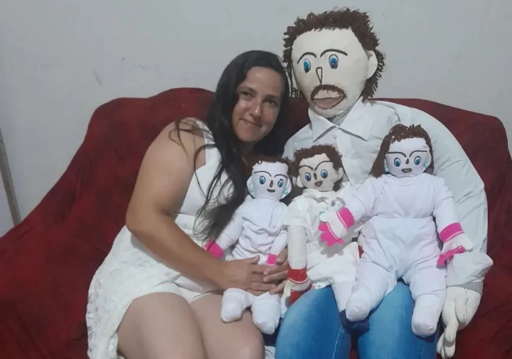 Mujer casada con un muñeco de trapo explica el día a día en su casa