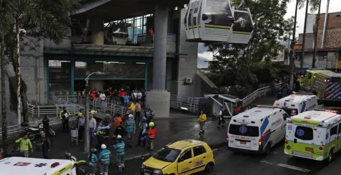 Un muerto y 20 heridos al caer cabina de teleféricos en Colombia