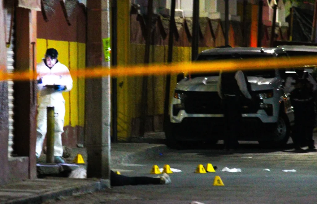Grupo armado dispara e incendia negocio de alcalde electo en el centro de México