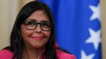 Le cae árbol encima a la vice de Venezuela