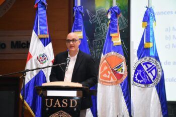 Ministro de Economía analiza desafíos y alternativas para mejorar la tributación