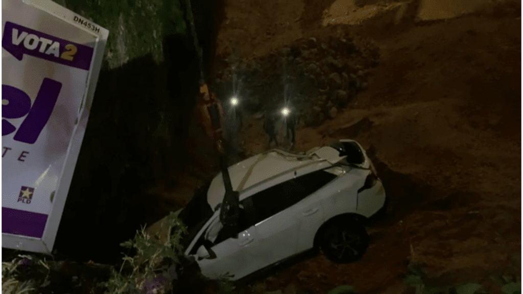 Jeepeta cae en una excavación y rescatan conductora con vida