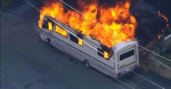 Casa rodante estalla en llamas