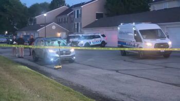 Madre intenta que no le roben el carro con su hijo dentro y muere en el acto