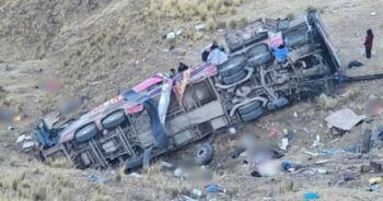 20 muertos tras caer autobús al abismo en Perú