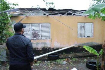 Ventarrón destruye el techos de varias viviendas en Salcedo
