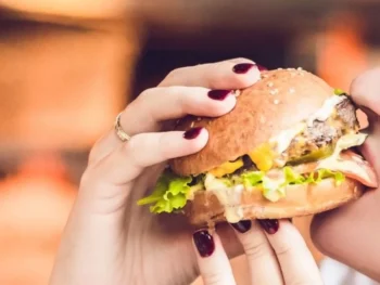 Joven muere atragantada con una hamburguesa