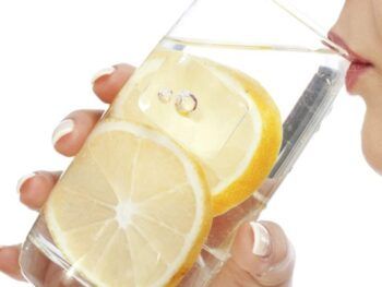 Beneficios de tomar agua de limón en las mañanas