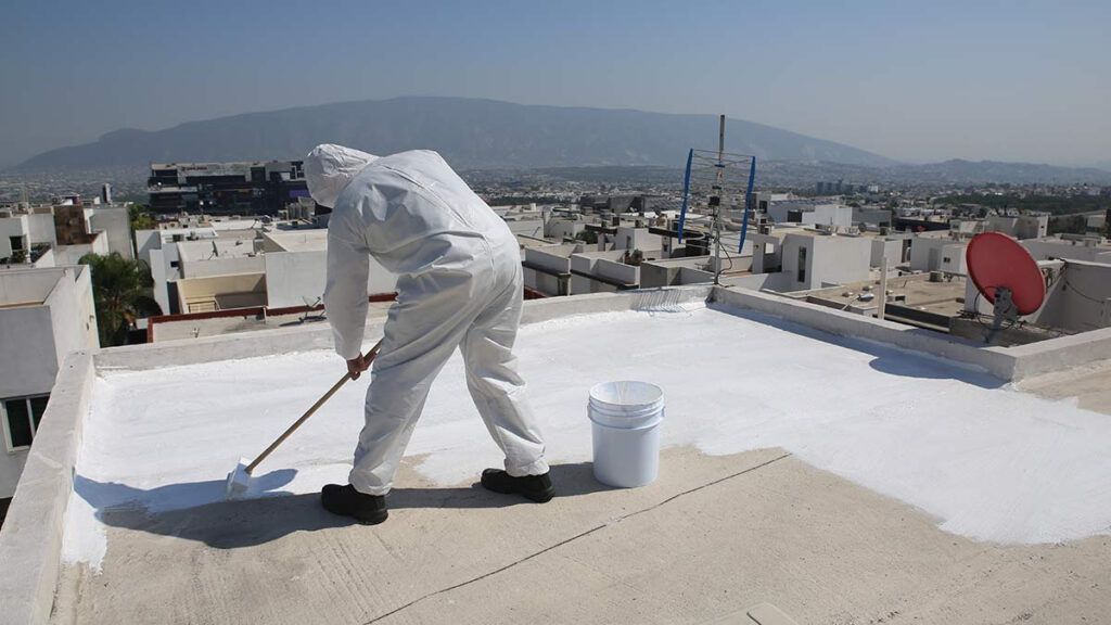 Pintar el techo de blanco reduce más el calor en las ciudades que la vegetación