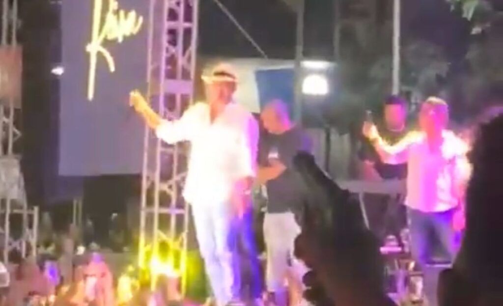 Apuntan con una pistola a Wason Brazoban durante un concierto