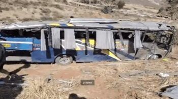 Ocho muertos tras caer autobús a un barranco en Perú