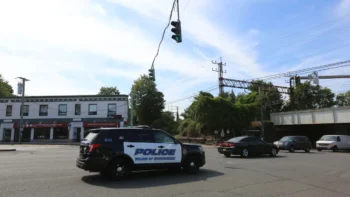 Hallan cadáver en llamas en carrito de compras en NY