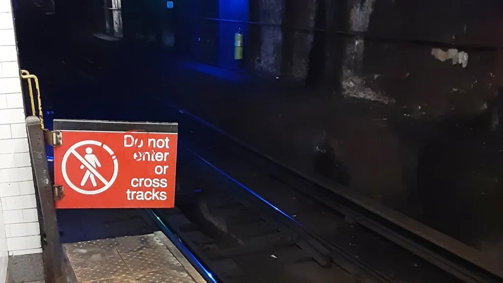 Joven murió arrollado por tren en Queens