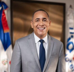 Abinader designa a Nelson Arroyo vicepresidente ejecutivo de Seguros Reservas