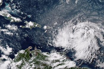 La tormenta tropical Ernesto gana fuerza mientras se dirige a Puerto Rico