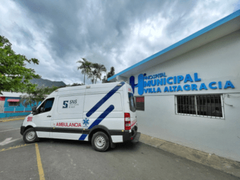 Mujer destroza mobiliario en el Hospital de Villa Altagracia