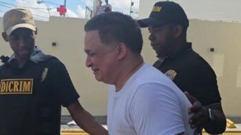 Interrogan esposo de joven que se lanzó de edificio con hija en brazos