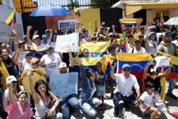 Venezolanos en RD protestan frente a su embajada