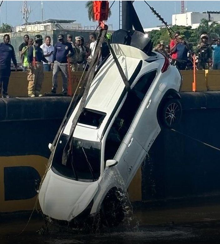 Cae yipeta al río Ozama desde el Puente Flotante