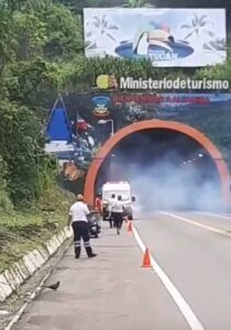 Ambulancia se prende en fuego mientras atendía emergencia
