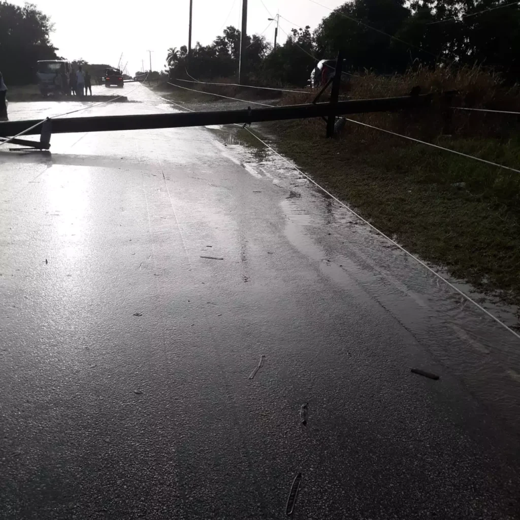 Tornado derribó varios postes del tendido eléctrico, provocando avería en San Juan