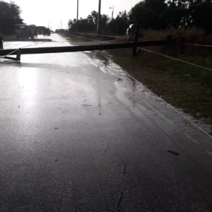 Tornado derribó varios postes del tendido eléctrico, provocando avería en San Juan