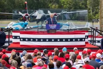 Trump celebra protegido por vidrio antibalas su primer mitin al aire libre tras el ataque