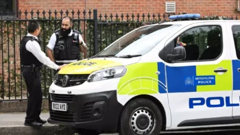 Hombre apuñala niña y mujer en Londres
