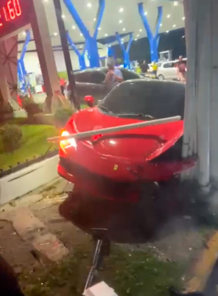 Hombre desbarata Ferrari en la Abraham Lincoln