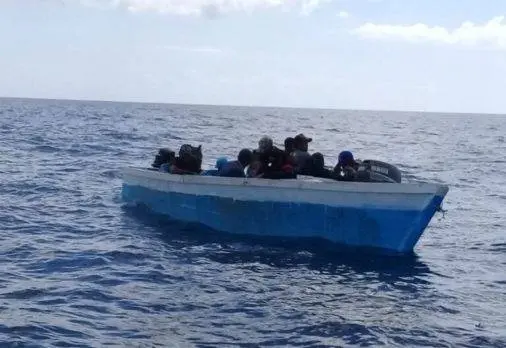 Rescatan 20 dominicanos de una embarcación que se hundía