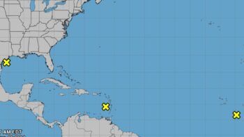 Centro Nacional de Huracanes vigila tres disturbios tropicales en el Atlántico