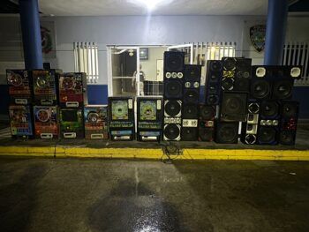 Policía ocupa decenas de bocinas y máquinas tragamonedas en Villa Mella, SDN