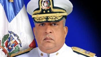 Designan al vicealmirante Lee Ballester como director de Migración