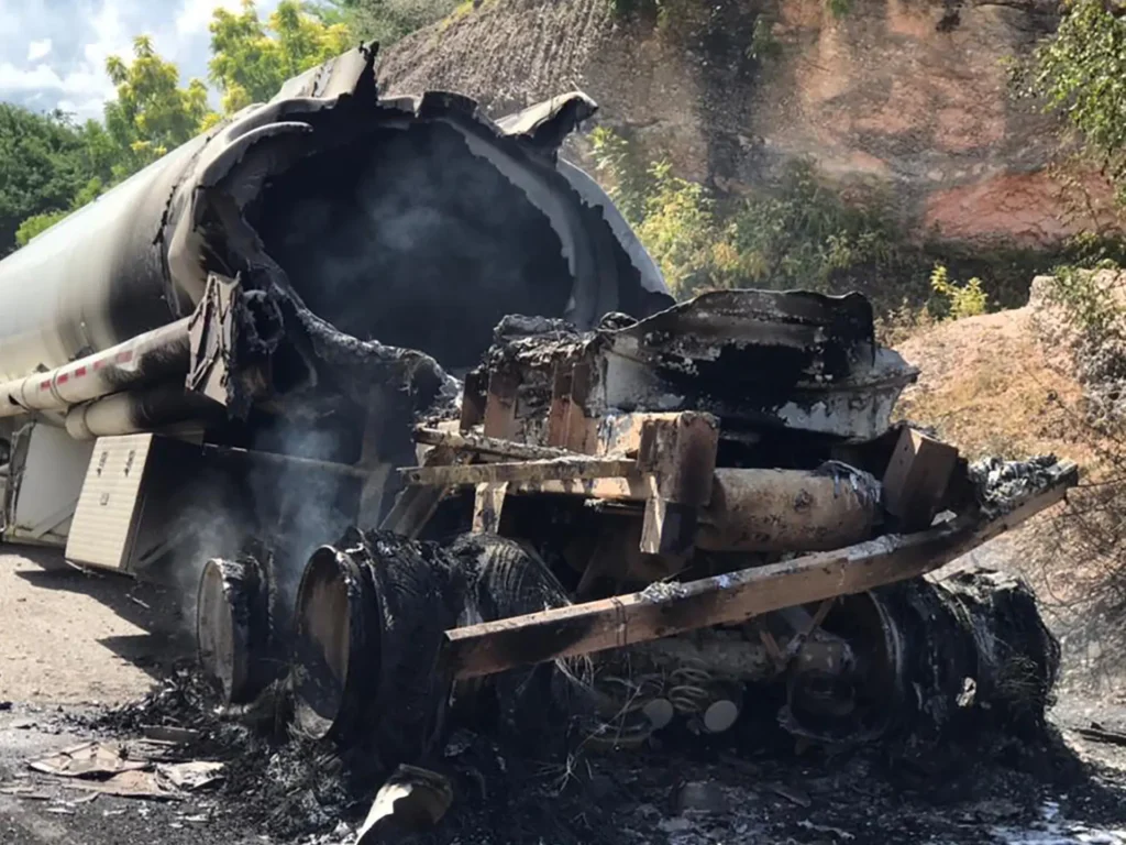 Suben a 24 los muertos tras explosión de camión cisterna en Haití