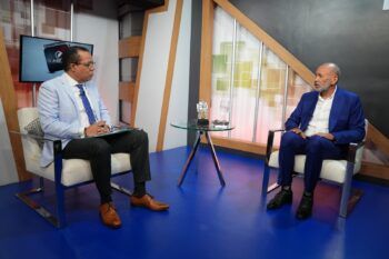 Víctor Castro admite es triste que en centro escolar no haya agua para los niños tomar