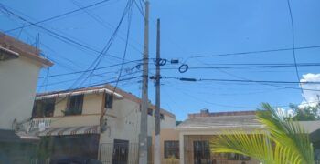 Por Falta de una grúa, residentes en Alma Rosa sin luz