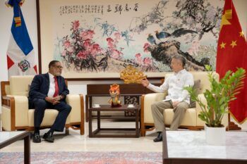 Director de Desarrollo de la Comunidad sostiene encuentro con embajador de China
